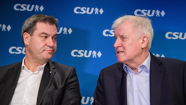 Zwei politische Alphatiere, die sich gegenseitig jedes Foulspiel zutrauen: Nach einem erbitterten Machtkampf setzt sich Markus Söder aber schließlich Ende 2017 gegen Horst Seehofer durch.