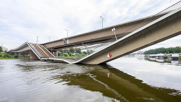 Carolabrücke in Dresden eingestürzt       -  Ein Teil der Brücke liegt in der Elbe.