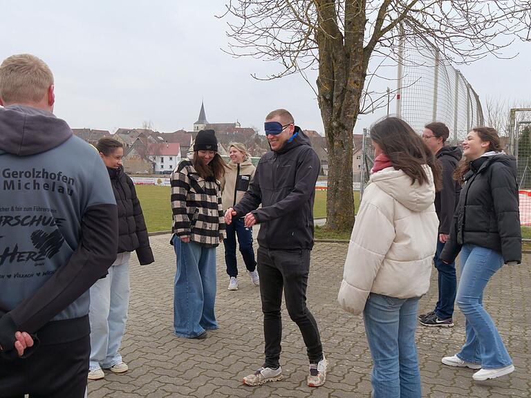 Nervenkitzel und Action standen bei diesem Workshop des DJK-Diözesanjugendtages in Gramschatz im Fokus. Mit verbundenen Augen mussten verschlungene Parcours durchlaufen werden, aber sprechen und klatschen als Wegweisung durften die Mitspielenden nicht. Nervenkitzel und Action standen bei diesem Workshop des DJK-Diözesanjugendtages in Gramschatz im Fokus. Mit verbundenen Augen mussten verschlungene Parcours durchlaufen werden, aber sprechen und klatschen als Wegweisung durften die Mitspielenden nicht.