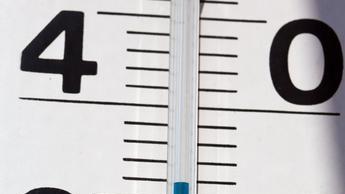 So halten Sie ihr Zuhause kühl       -  Der Sommer ist endlich da: Wenn die Wetterfrösche nicht völlig danebenliegen, werden in den kommenden Tagen in Deutschland bis zu 39 Grad erreicht - was viele Wohnungen in Saunen verwandelt. Wie man sich dagegen schützen kann, erfahren Sie hier.