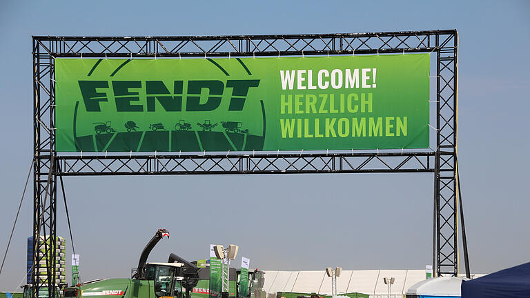 Der gemeinsame Feldtag des Landtechnikherstellers Fendt und der Züchtergruppe Saaten-Union auf den Feldern des Schönbornschen Hofguts Wadenbrunn machte 2018 einmal mehr seinem Namen als das Woodstock der modernen Landtechnik alle Ehre. Deutlich über 50000 Besucher aus dem In- und Ausland bis hin nach Übersee gaben sich ein Stelldichein.