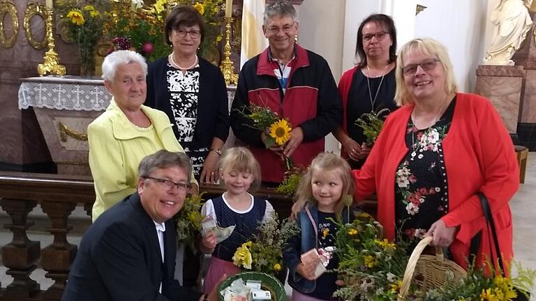 Sie freuen sich über das tolle Spendenergebnis zugunsten des Schulprojektes in der Pfarrgemeinde Nkile (von links): Pfarrer Thomas Amrehn, zwei Kinder, die mit beim Kräutersammeln dabei waren,Gertrud Wieland (Erzieherin in der KiTa Unterspiesheim). Hintere Reihe (von links): Dora Stahl, Großmutter eines Kindes in der Kita und Helferin in der Gemeinde, Inge Henkel, PGR-Vorsitzende, Siegfried Wieland, aktiv in der Gemeinde hilfe, Inge Sternecker, im Leitungsteam der Kita St. Sebastian Unterspiesheim. Sie freuen sich über das tolle Spendenergebnis zugunsten des Schulprojektes in der Pfarrgemeinde Nkile (von links): Pfarrer Thomas Amrehn, zwei Kinder, die mit beim Kräutersammeln dabei waren,Gertrud Wieland (Erzieherin in der KiTa Unterspiesheim). Hintere Reihe (von links): Dora Stahl, Großmutter eines Kindes in der Kita und Helferin in der Gemeinde, Inge Henkel, PGR-Vorsitzende, Siegfried Wieland, aktiv in der Gemeinde hilfe, Inge Sternecker, im Leitungsteam der Kita St. Sebastian Unterspiesheim.