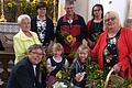 Sie freuen sich über das tolle Spendenergebnis zugunsten des Schulprojektes in der Pfarrgemeinde Nkile (von links): Pfarrer Thomas Amrehn, zwei Kinder, die mit beim Kräutersammeln dabei waren,Gertrud Wieland (Erzieherin in der KiTa Unterspiesheim). Hintere Reihe (von links): Dora Stahl, Großmutter eines Kindes in der Kita und Helferin in der Gemeinde, Inge Henkel, PGR-Vorsitzende, Siegfried Wieland, aktiv in der Gemeinde hilfe, Inge Sternecker, im Leitungsteam der Kita St. Sebastian Unterspiesheim.