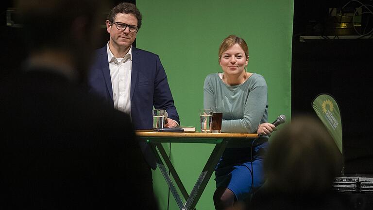 Katharina Schulze, Fraktionsvorsitzende der Grünen im bayerischen Landtag, und der grüne Oberbürgermeisterkandidat Martin Heilig stellten sich in der Posthalle den Fragen der Bürger.