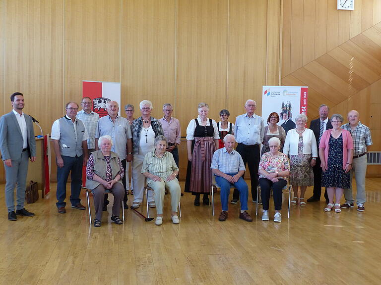 17 zu Ehrende kamen der Einladung nach und wurden für 50, 60, 65 oder sogar 70 Jahre geehrt, vor denen sie zu den Planpaaren gehörten. Bürgermeister Manuel Kneuer und Vorsitzender Hans-Jürgen Schwartling ehrten für 50 Jahre: Hedwig Binkowsky, Helga Fehler, Doris Eck, Christa und Klaus Kupfer, Ilse und Bernhard Ludwig, Erwin Pfister, Elke und Wolfgang Schubert. Für 60 Jahre: Rosita und Helmut Kritzner, Christa Lieb. Für 65 Jahre: Paulina und Walter Heimrich, Betty Pfister und Rudolf Seifert. Vor 70 Jahren ein Planmädchen war Anita Geyer (vorne Zweite von links)