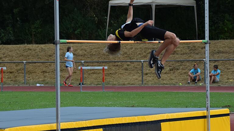 Finn Hauk von der LAZ Kreis Würzburg überwand 1,76 Meter und wurde bayerischer Meister in seiner Altersklasse im Hochsprung. Finn Hauk von der LAZ Kreis Würzburg überwand 1,76 Meter und wurde bayerischer Meister in seiner Altersklasse im Hochsprung.