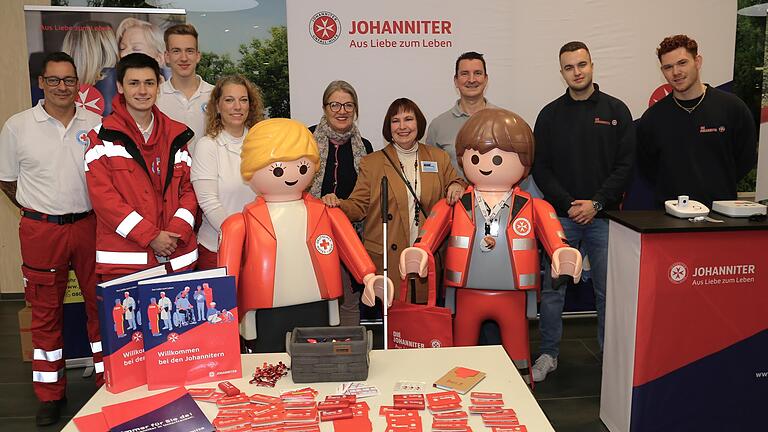 Beim Gesundheitstag der VdK-Ortsgruppe Veitshöchheim machten auch die BRK-Wasserwacht-Ortsgruppe Veitshöchheim mit Einweisung in den Gebrauch eines Defibrillators und die Johanniter mit Vorstellung des Hausnotrufs mit, sehr zur Freude der VdK-Ortsvorsitzenden Sibylle Brandt (Bildmitte mit Blindenstock).