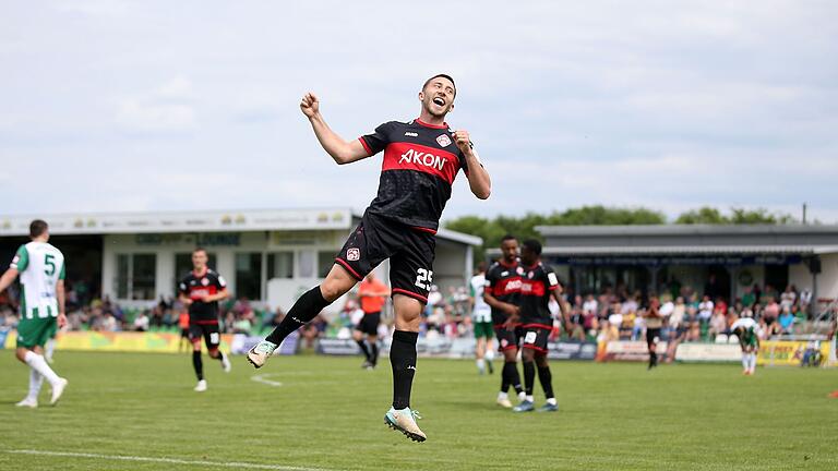 Die Würzburger Kickers jubeln auch in Schalding-Heining: Dominik Meisel erzielte beim 3:0-Auswärtssieg des Regionalliga-Meisters den ersten Treffer.