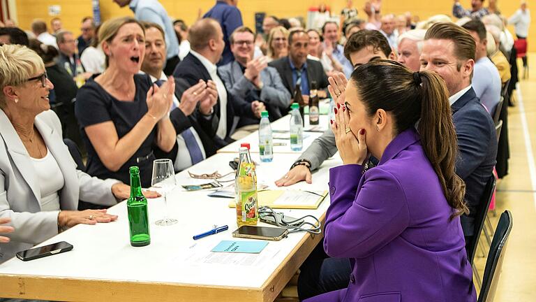 Hülya Düber (vorne rechts) kann erst einmal gar nicht fassen, dass sie die Kampfkandidatur um die CSU-Direktkandidatur gewonnen hat.&nbsp;