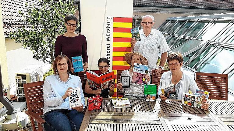 Erleichtern den Würzburgern ihre Urlaubswahl: Das Büchereiteam (Hinten von links) Anja Flicker, Norbert Herrmann. (Vorne von links) Isabel Beil, Eva Baumann, Petra Bareis, Angelika Riedel.