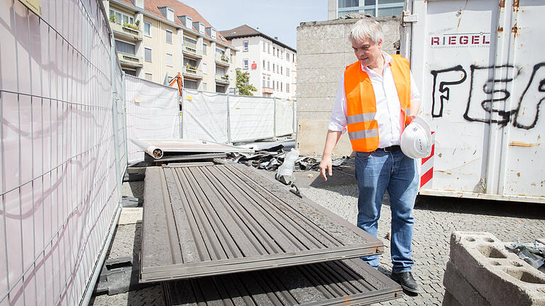 Dirk Terwey, der geschäftsführende Direktor des Mainfranken Theaters, mit den ausgebauten Eingangstüren. Foto: Dita Vollmond