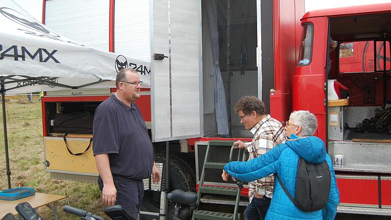 David Schuh zeigt gerne sein zum Wohnen umgebautes Feuerwehrauto.