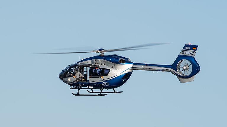 Polizeihubschrauber.jpeg       -  Ein Polizeihubschrauber fliegt im Rahmen eines Trainings über ein Gewässer.