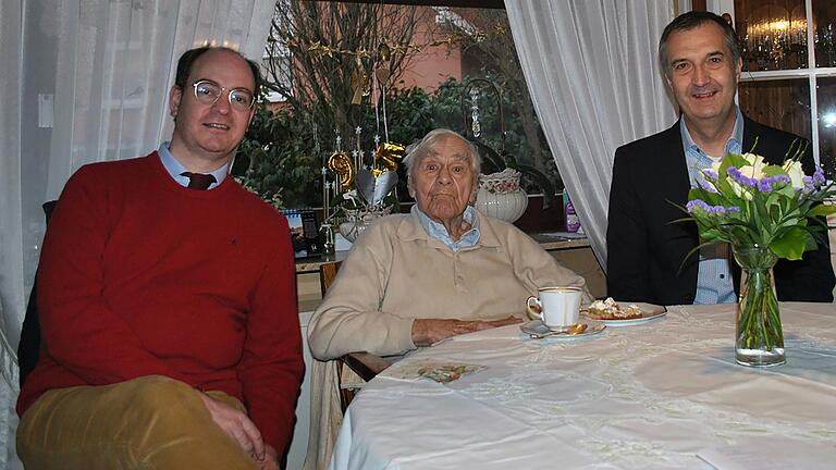 Der ehemalige Rektor der Josef-Schmitt-Realschule, Paul Faulhaber (Mitte), feierte kürzlich 95. Geburtstag. Ihm gratulierten Lauda-Königshofens Bürgermeister Lukas Braun (links) und der aktuelle Schulleiter der Josef-Schmitt-Realschule Jochen Groß. Der ehemalige Rektor der Josef-Schmitt-Realschule, Paul Faulhaber (Mitte), feierte kürzlich 95. Geburtstag. Ihm gratulierten Lauda-Königshofens Bürgermeister Lukas Braun (links) und der aktuelle Schulleiter der Josef-Schmitt-Realschule Jochen Groß.