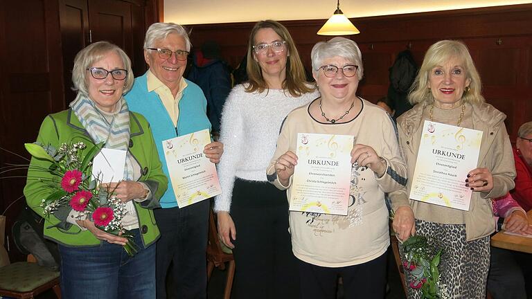 Die Vorsitzenden Birgit Pottler-Calabria und Lydia Hoffmann mit den geehrten Vereinsmitgliedern Dorothea Hauck, Christa und Martin Schlegelmilch.
