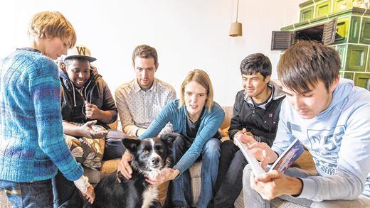 Auf einem sicheren Platz: Malek, Nabi, Judith Assländer, ihr Mann Johannes Schnitter, Abdi und der zweitälteste Sohn der Familie (von rechts).