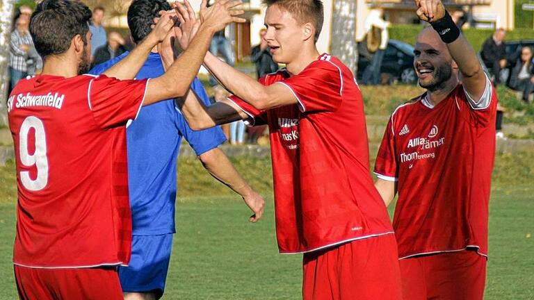 Schwanfeld bejubelt 4:1 - (swt) Mit einem souveränen 4:1 gegen Schnackenwerth hat der SV Schwanfeld seine Tabellenführung in der A-Klasse 1 weiter ausgebaut und bleibt auf Kreisklassen-Kurs. Da darf man schon mal feiern wie hier Mario Kossner (links) und Benedikt Pfister nach dem Treffer zum 3:0 nach gut einer halben Stunde. Schwanfeld bejubelt 4:1 - (swt) Mit einem souveränen 4:1 gegen Schnackenwerth hat der SV Schwanfeld seine Tabellenführung in der A-Klasse 1 weiter ausgebaut und bleibt auf Kreisklassen-Kurs. Da darf man schon mal feiern wie hier Mario Kossner (links) und Benedikt Pfister nach dem Treffer zum 3:0 nach gut einer halben Stunde.