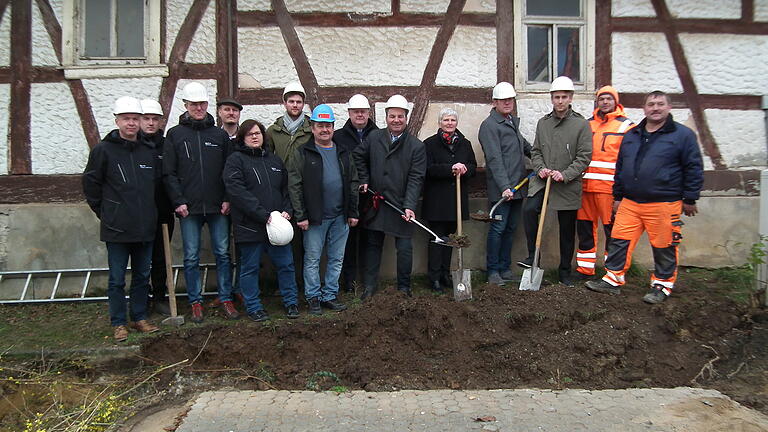 Mit einem Spatenstich wurden die Bauarbeiten zur Umgestaltung des Kirchplatzes mit Sanierung der ehemaligen Schule und Dorfschmiede in Happertshausen eingeleitet. Im Bild (von links): André Lohmann, Hagen Gleitz, Frank Kriebel, Stephan Knop und Kerstin Weigand (alle Planungsbüro Perleth), Jonas Kötting (Elektroplaner), Hermann Schmitt von der Baufirma Ludwig Hub (Maßbach), Pfarrer Jaroslaw Woch von der Pfarreiengemeinschaft Aidhausen-Riedbach, Bürgermeister Dieter Möhring mit zweiter Bürgermeisterin Claudia Röhner, Ingenieur Joachim Perleth (Dittelbrunn), Bauoberrat Alexander Zeller (Würzburg) und vom Gemeindebauhof Martin Kell und Harald Schneider. Mit einem Spatenstich wurden die Bauarbeiten zur Umgestaltung des Kirchplatzes mit Sanierung der ehemaligen Schule und Dorfschmiede in Happertshausen eingeleitet. Im Bild (von links): André Lohmann, Hagen Gleitz, Frank Kriebel, Stephan Knop und Kerstin Weigand (alle Planungsbüro Perleth), Jonas Kötting (Elektroplaner), Hermann Schmitt von der Baufirma Ludwig Hub (Maßbach), Pfarrer Jaroslaw Woch von der Pfarreiengemeinschaft Aidhausen-Riedbach, Bürgermeister Dieter Möhring mit zweiter Bürgermeisterin Claudia Röhner, Ingenieur Joachim Perleth (Dittelbrunn), Bauoberrat Alexander Zeller (Würzburg) und vom Gemeindebauhof Martin Kell und Harald Schneider.