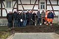 Mit einem Spatenstich wurden die Bauarbeiten zur Umgestaltung des Kirchplatzes mit Sanierung der ehemaligen Schule und Dorfschmiede in Happertshausen eingeleitet. Im Bild (von links): André Lohmann, Hagen Gleitz, Frank Kriebel, Stephan Knop und Kerstin Weigand (alle Planungsbüro Perleth), Jonas Kötting (Elektroplaner), Hermann Schmitt von der Baufirma Ludwig Hub (Maßbach), Pfarrer Jaroslaw Woch von der Pfarreiengemeinschaft Aidhausen-Riedbach, Bürgermeister Dieter Möhring mit zweiter Bürgermeisterin Claudia Röhner, Ingenieur Joachim Perleth (Dittelbrunn), Bauoberrat Alexander Zeller (Würzburg) und vom Gemeindebauhof Martin Kell und Harald Schneider.