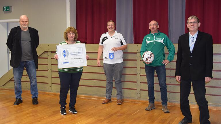 Das Gütesiegel des BLSV und einen Fußball überreichten Rainer Lochmüller (links) und Klaus Eisenmann (rechts) an Jutta Hochrein, Ewald Then (2. von rechts) und Fabian Reinhart.