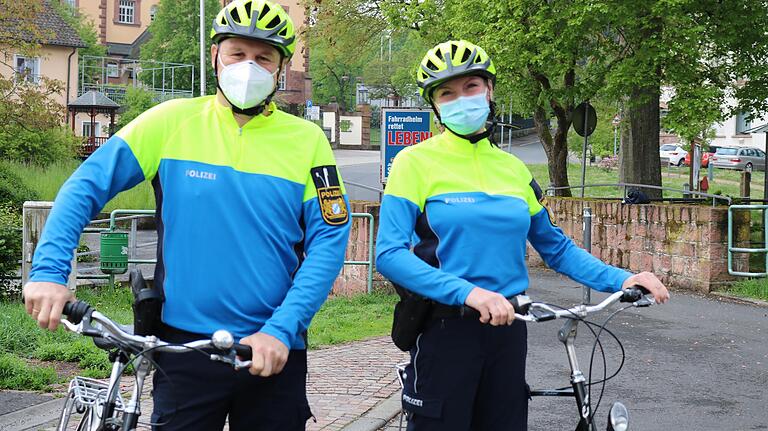 In ihrer neuen Fahrraduniform wollen die Verkehrserzieher der Lohrer Polizei, Uwe Friedel und Silke Reckentin, im Sommer auch Radstreife fahren. In ihrer neuen Fahrraduniform wollen die Verkehrserzieher der Lohrer Polizei, Uwe Friedel und Silke Reckentin, im Sommer auch Radstreife fahren.