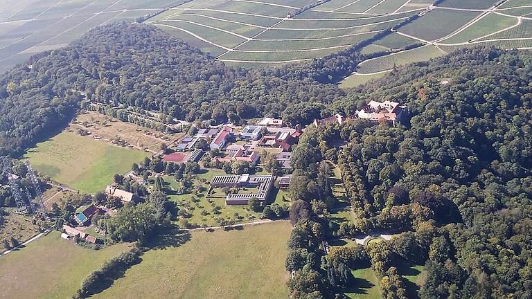 Die Communität Casteller Ring und das Geistliche Zentrum auf dem Schwanberg kommen unter dem Dach des Evangelischen Klosters Schwanberg zusammen. Die Communität Casteller Ring und das Geistliche Zentrum auf dem Schwanberg kommen unter dem Dach des Evangelischen Klosters Schwanberg zusammen.