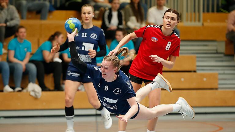 Hannah Lichtlein (vorne, hier im Vorrunden-Heimspiel gegen den MTV Stadeln) vom HSV Bergtheim beim Torwurf: Die Bergtheimerinnen haben in der Bayernliga-Aufstiegsrunde beide Spiele gegen den HT München gewonnen. Hannah Lichtlein (vorne, hier im Vorrunden-Heimspiel gegen den MTV Stadeln) vom HSV Bergtheim beim Torwurf: Die Bergtheimerinnen haben in der Bayernliga-Aufstiegsrunde beide Spiele gegen den HT München gewonnen.