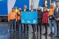 Im Knauf Logistikzentrum in Iphofen startete am Donnerstag eine Hilfslieferung mit Spenden aller Knauf Mitarbeiter. Dr. Uwe Knotzer (Geschäftsführender Gesellschafter, Vierter von links), Dr. Janis Kraulis (Mitglied der Gruppengeschäftsführung Region Osten, Fünfter von links) sowie Mitarbeiter der an der Organisation beteiligten Abteilungen und Betriebsrat verabschiedeten den Transport in die Ukraine.