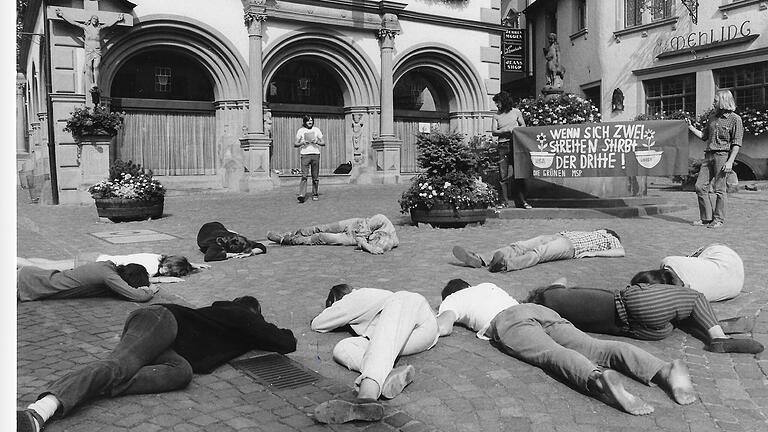 Gegen die atomare Rüstung in Ost und West protestierten im Jahr 1983 am unteren Marktplatz in Lohr etwa 15 junge Leute von den Grünen des Landkreisverbandes.