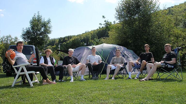 Die Campinggruppe um den Rienecker Leon Neuf (Dritter von links) mit ihrem Acht-Mann-Zelt.