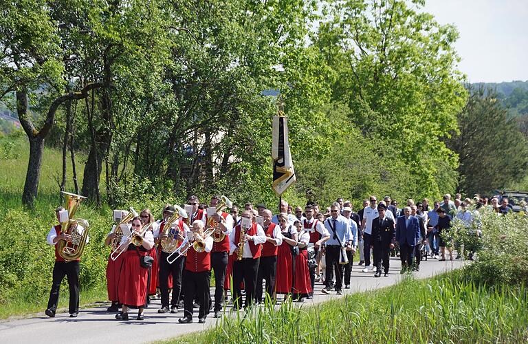 In einem festlichen Zug, angeführt von der Blaskapelle Kirchaich, ging es von der Kirche zum Sportheim. In einem festlichen Zug, angeführt von der Blaskapelle Kirchaich, ging es von der Kirche zum Sportheim.