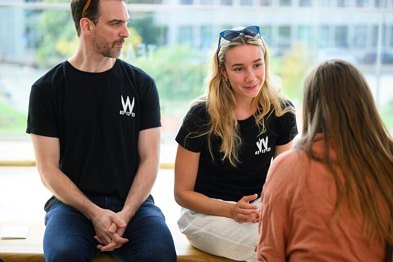 Speed-Dating: Schauspielerinnen und Schauspieler stehen am Sonntag (22.09.24) beim Theaterfest am Mainfranken Theater in Würzburg für kurze, persönliche Fragerunden zur Verfügung. Das Theaterfest bietet allen kleinen und großen Gästen ein vielfältiges Programm, darunter verschiedene Workshops mit Ensemblemitgliedern und Blicke hinter die Kulissen sowie Premierenmatineen der Produktionen, Maria Stuart, In den Alpen und Medea.