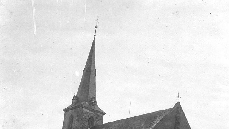 Die Hofheimer Pfarrkirche im Jahr 1900.