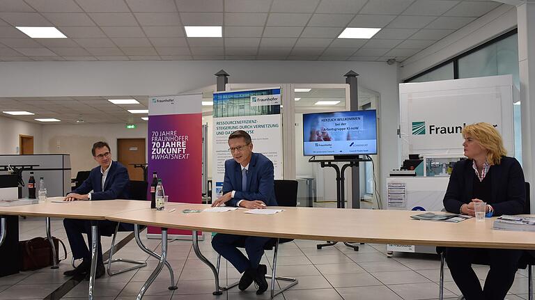 Blick in den Innenraum. Professor Frank Döpper, OB Sebastian Remelé und Dr. Anna Barbara Keck bei der Pressekonferenz zur Eröffnung der Fraunhofer Außenstelle in Schweinfurt.