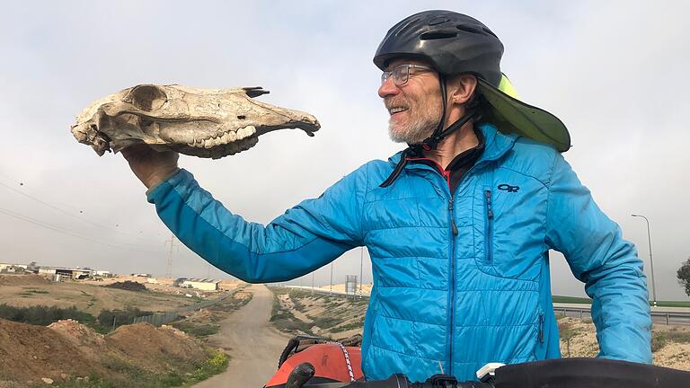 Manfred Wagner hat auf zwei Rädern schon viel gesehen. Ein Kamelschädel - wie in der Wüste Negev - ist ihm bei seinen Touren durch den Landkreis Haßberge natürlich nicht begegnet.&nbsp;