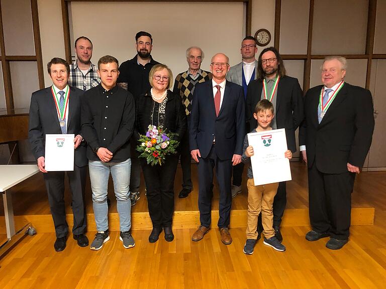 Die geehrten Bürgerinnen und Bürger (von links):&nbsp; Jürgen Schnös, Andreas Kraus, Luca Zeiss,  Thomas Wölfel, Elisabeth Ambros, Hans Scherbel, Bürgermeister Stefan Paulus, Andreas Reimann, Felix Lenard Düring, Dr. Urs Espeel und Josel Kuhbander. Nicht im Bild: Dieter Oster