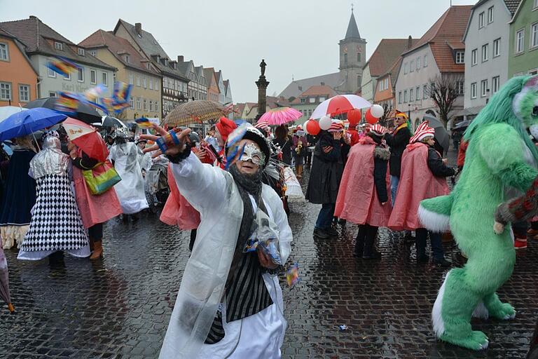 Klein, fein, familiär: Der Straßenfasching in Bad Neustadt (Lkr. Rhön-Grabfeld). Hier ein Bild vom Fastnachtsömzüchle 2020.