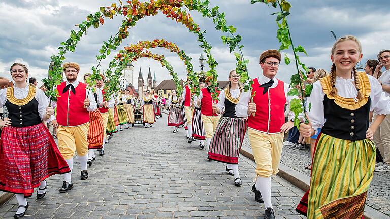 Der Kiliani-Umzug ist fester Bestandteil des Volksfestes und findet traditionell am ersten Samstag des Festes statt. Der Kiliani-Umzug ist fester Bestandteil des Volksfestes und findet traditionell am ersten Samstag des Festes statt.