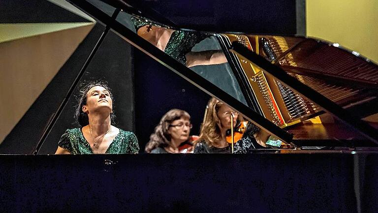 Virtuos, kraftvoll und mit dem gewissen Etwas: Die Pianistin Martina Filjak gab im Theater der Stadt Schweinfurt mit der Staatskapelle Halle ein beeindruckendes Konzert. Virtuos, kraftvoll und mit dem gewissen Etwas: Die Pianistin Martina Filjak gab im Theater der Stadt Schweinfurt mit der Staatskapelle Halle ein beeindruckendes Konzert.