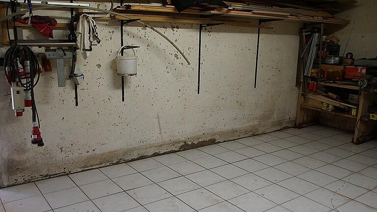 Auch die Wand in der Werkstatt von Familie Pfaff in Fatschenbrunn zeigt, wie hoch der Schlamm durch die Räume floss. Auch die Wand in der Werkstatt von Familie Pfaff in Fatschenbrunn zeigt, wie hoch der Schlamm durch die Räume floss.
