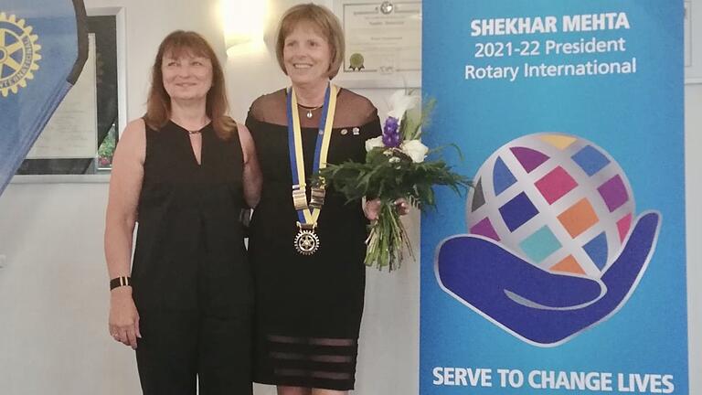 Stabwechsel beim Rotary Club Haßfurt von Past-Präsidentin Evelyne Eck (links) an Präsidentin Genoveva Milewski.