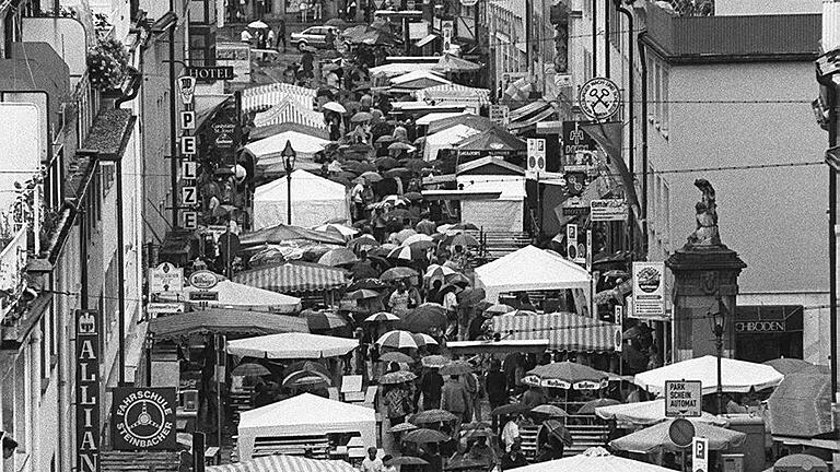 Die Zwiebelkirchweih im Jahr 1996. Auch das offensichtlich schlechte Wetter hielt die Würzburgerinnen und Würzburger nicht ab, in die Semmelstraße zu strömen. Damals gab es noch viele Verkaufsstände.