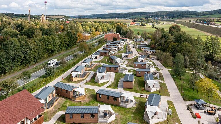 Das neue Übernachtungsresort Seaside in Geiselwind schräg gegenüber dem Freizeitland (links im Hintergrund mit der markanten Kugel des Top-of-the-World-Fahrgeschäfts) hat ab diesem Wochenende geöffnet. Das neue Übernachtungsresort Seaside in Geiselwind schräg gegenüber dem Freizeitland (links im Hintergrund mit der markanten Kugel des Top-of-the-World-Fahrgeschäfts) hat ab diesem Wochenende geöffnet.