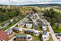 Das neue Übernachtungsresort Seaside in Geiselwind schräg gegenüber dem Freizeitland (links im Hintergrund mit der markanten Kugel des Top-of-the-World-Fahrgeschäfts) hat ab diesem Wochenende geöffnet.