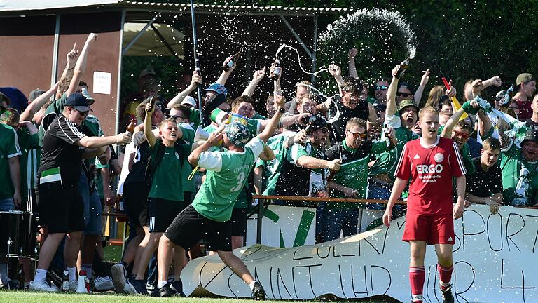 Kreisklassen-Relegation im Juni 2022 im Fußball-Kreis Rhön: Ostheims Anhang jubelt. Vor mehr als 1100 Zuschauenden gelingt dem TSV Ostheim der Aufstieg in die Kreisklasse.&nbsp;