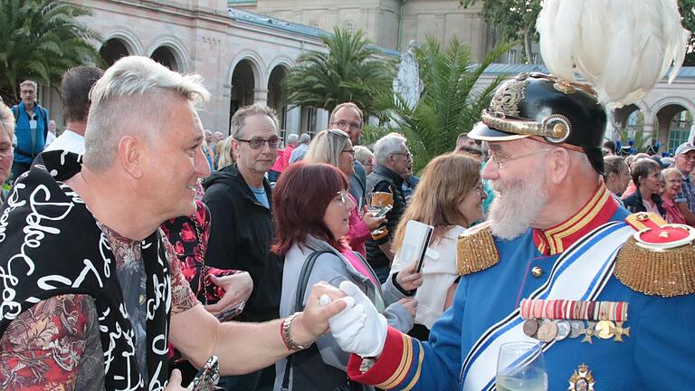 Hubert Fella (links) hat sich beim Rakoczy-Fest 2023 unter anderem mit Ludwig Büchner alias Ludwig III. unterhalten.       -  Hubert Fella (links) hat sich beim Rakoczy-Fest 2023 unter anderem mit Ludwig Büchner alias Ludwig III. unterhalten.