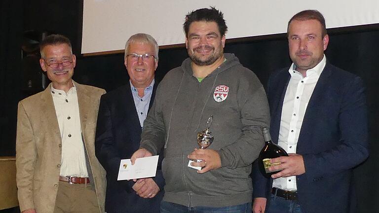 Oliver Gräb (Zweiter von rechts) ist Schonungens Sportler des Jahres 2023. Ihm gratulieren (von links) Pfarrer Andreas Duft, Sportbeauftragter Bernd Götzendörfer und Bürgermeister Stefan Rottmann.