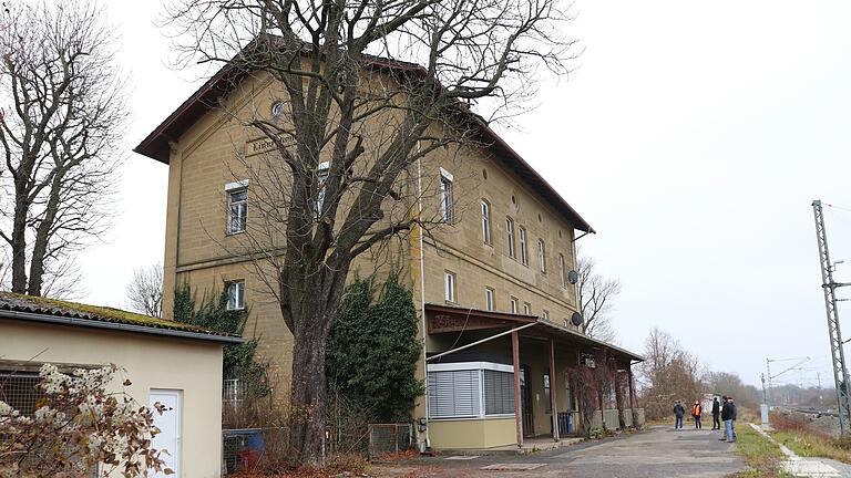 Im alten Bahnhofsgebäude von 1863 will die Gemeinde Markt Einersheim neuen Wohnraum und Platz für Kleingewerbe schaffen.