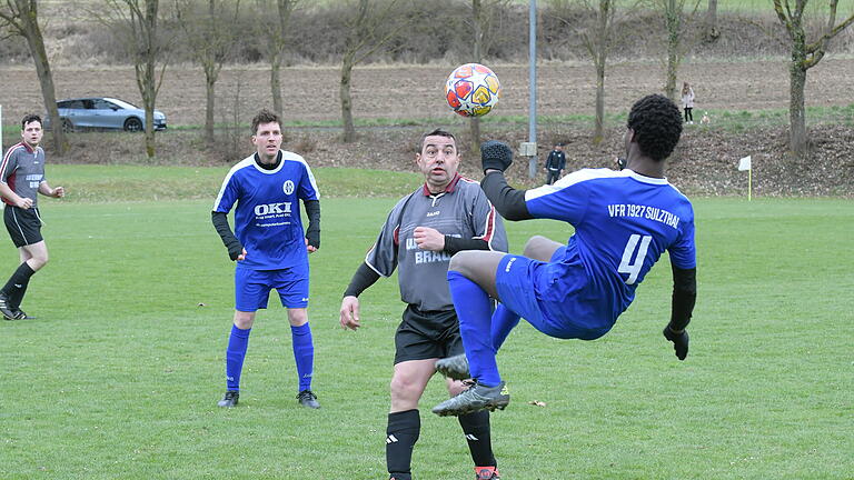 Die Rhöner Fußball-Nachlese - Ihren ersten Saisonsieg verbuchte die SG Euerdorf in Machtilshausen. Neben den Toren zum 2:0-Sieg gab es auch etwas Kunst zu bestaunen wie in dieser Szene von Ayikoe Sewonou. Die Rhöner Fußball-Nachlese - Ihren ersten Saisonsieg verbuchte die SG Euerdorf in Machtilshausen. Neben den Toren zum 2:0-Sieg gab es auch etwas Kunst zu bestaunen wie in dieser Szene von Ayikoe Sewonou.