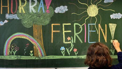 Bayern vor Ferienbeginn       -  ARCHIV - Ein Viertklässler einer Grundschule in Kaufbeuren (Schwaben) schreibt am 27.07.2007 «Hurra Ferien!» an die Tafel. Am Dienstag (31.07.2012) ist für etwa 1,65 Millionen bayerische Schüler der letzte Schultag und für rund 140 000 Lehrer beginnt die lang ersehnte Urlaubszeit. Foto: Karl-Josef Hildenbrand dpa/lby (zu dpa «Bayern startet in die Sommerferien» vom 28.07.2012)  +++(c) dpa - Bildfunk+++